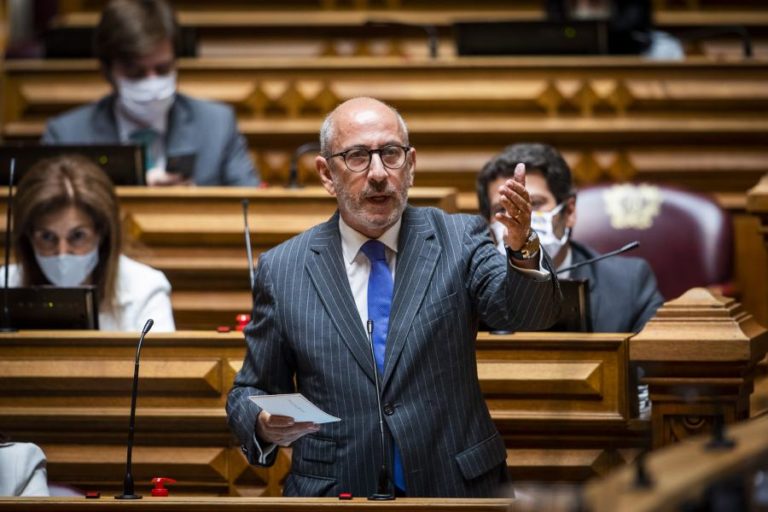 CDS-PP DIZ QUE VETO AO AUMENTO DE ASSINATURAS DAS PETIÇÕES FOI APENAS “AS ENTRADAS”