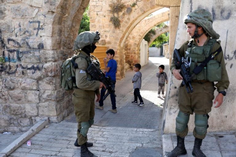 POLÍCIA ISRAELITA ABATE A TIRO HOMEM QUE TENTOU ESFAQUEAR AGENTE NA CIDADE VELHA DE JERUSALÉM