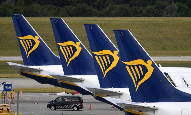 TRIPULANTES DA RYANAIR ‘PRESOS’ ENTRE CONTRATOS INFERIORES AO SALÁRIO MÍNIMO E EMIGRAÇÃO
