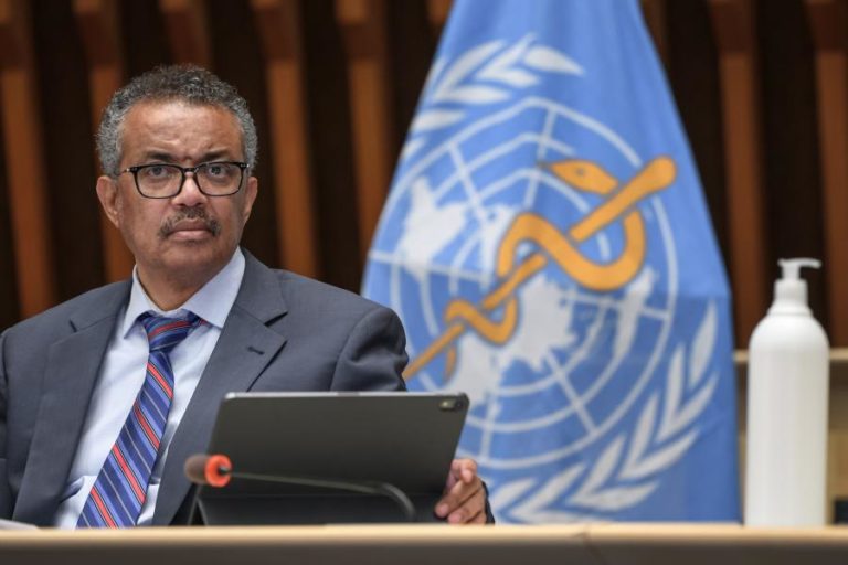 COVID-19: OMS CRITICA OPÇÃO POLÍTICA POR “NACIONALISMO DE VACINAS”