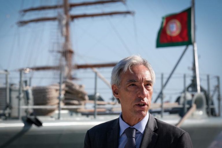 MINISTRO DA DEFESA ADMITE “GRANDE MAIORIA” DA UE A FAVOR DE ARMAR PAÍSES TERCEIROS