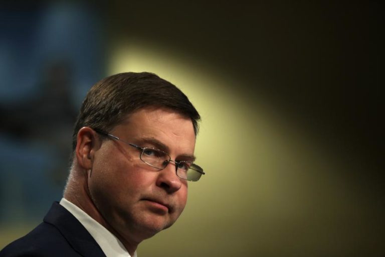 COVID-19: DOMBROVSKIS ASSUME INTERINAMENTE PASTA DO COMÉRCIO EM BRUXELAS