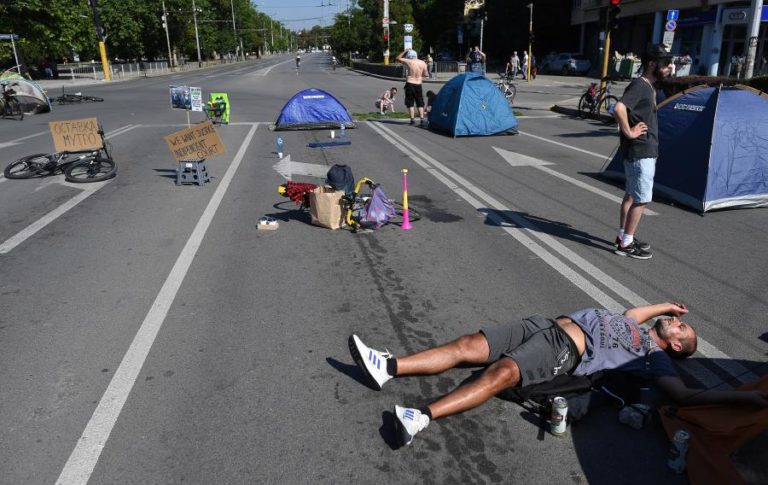 POLÍCIA DESPEJA ACAMPAMENTOS E LEVANTA BARREIRAS DE PROTESTO NA BULGÁRIA