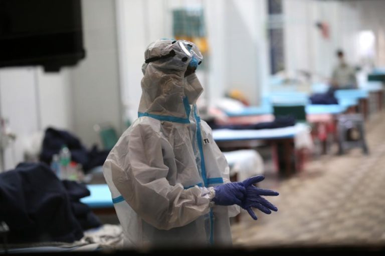 COVID-19: CASOS NA ÍNDIA ULTRAPASSAM OS TRÊS MILHÕES