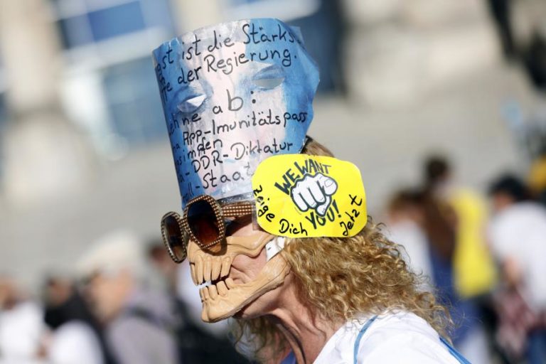 COVID-19: MILHARES DE MANIFESTANTES PEDEM EM BERLIM FIM DAS RESTRIÇÕES
