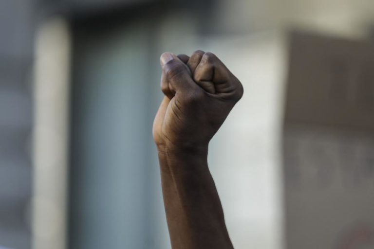 ARTISTAS NEGROS UNEM-SE NUMA COMPILAÇÃO MUSICAL “INÉDITA” CONTRA O RACISMO