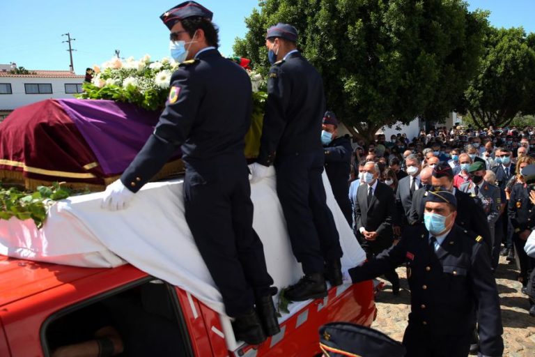 CENTENAS DE PESSOAS PARTICIPAM NO FUNERAL DO BOMBEIRO DE CUBA