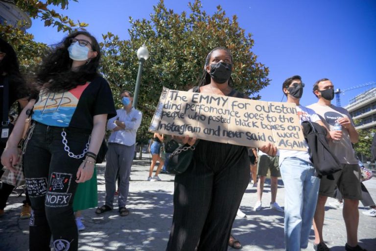 CERCA DE 200 MANIFESTANTES FAZEM MINUTO DE SILÊNCIO NOS ALIADOS POR BRUNO CANDÉ