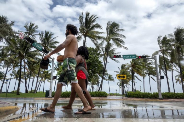TEMPESTADE TROPICAL A CAMINHO DA FLÓRIDA PODE PASSAR A FURACÃO