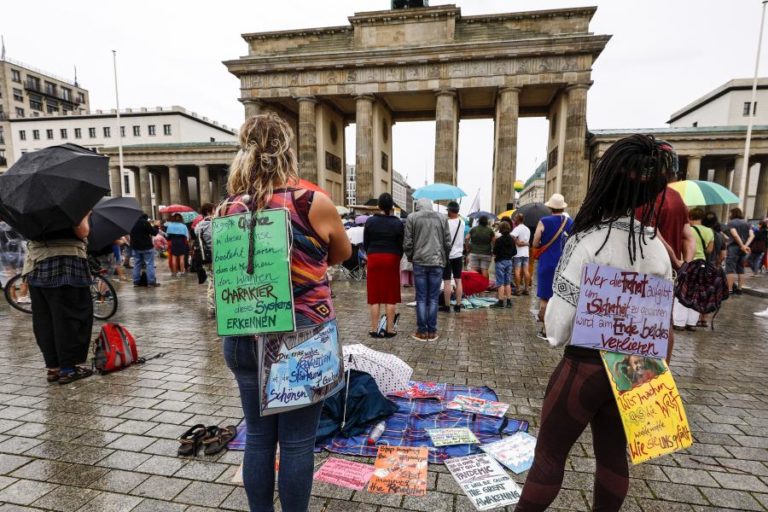 COVID-19: MANIFESTAÇÕES EM BERLIM CONTRA RESTRIÇÕES DEIXAM 45 POLÍCIAS FERIDOS