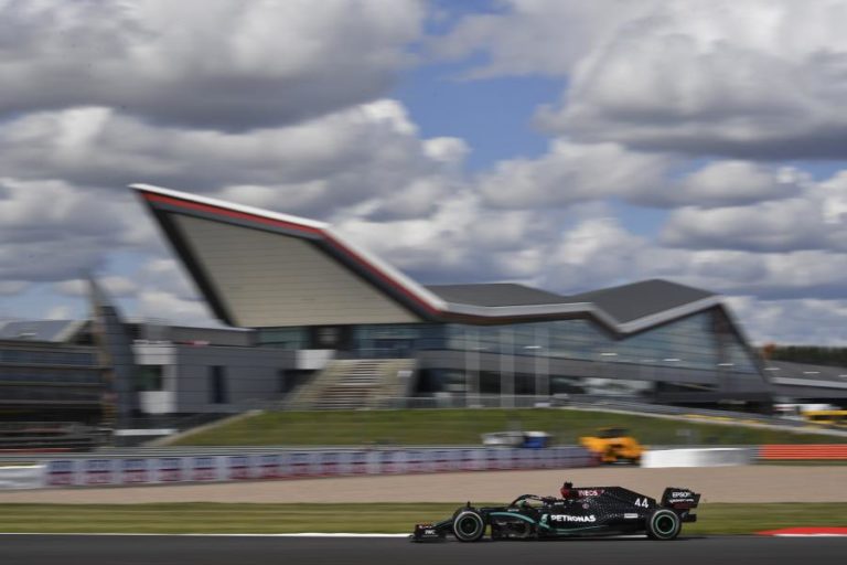 LEWIS HAMILTON VENCE PELA SÉTIMA VEZ EM SILVERSTONE E ALARGA VANTAGEM NO MUNDIAL DE FÓRMULA 1