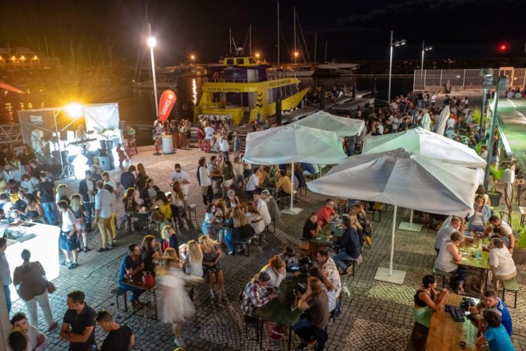 COVID-19: ENTRE DANÇA E CONVÍVIO, NOITE DE PONTA DELGADA VAI RETOMANDO A NORMALIDADE