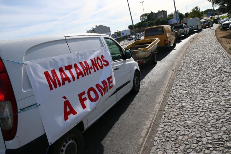 PESCADORES PROTESTAM EM ÉVORA CONTRA PROIBIÇÃO DA PESCA DO LAGOSTIM