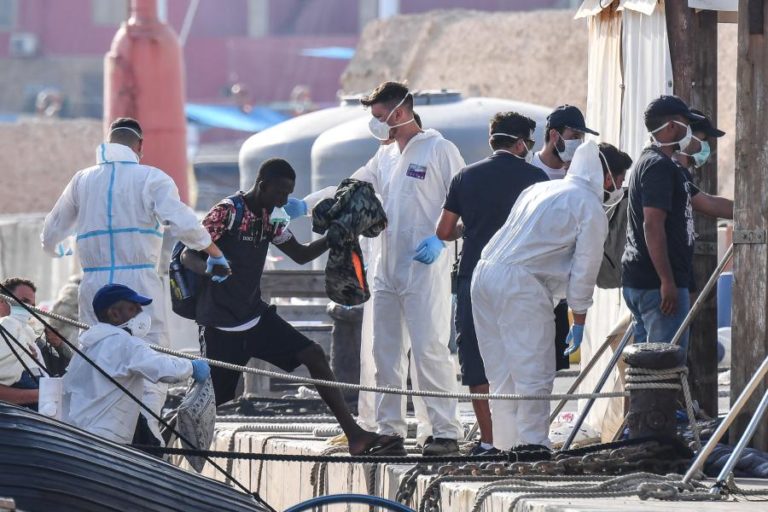 PESQUEIRO COM 450 MIGRANTES A BORDO RESGATADO E ESCOLTADO ATÉ LAMPEDUSA