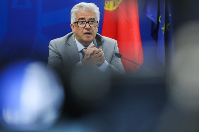 COVID-19: GOVERNO ASSEGURA QUE DIMINUIÇÃO DE NOVOS CASOS NÃO DECORRE DE MENOS TESTES