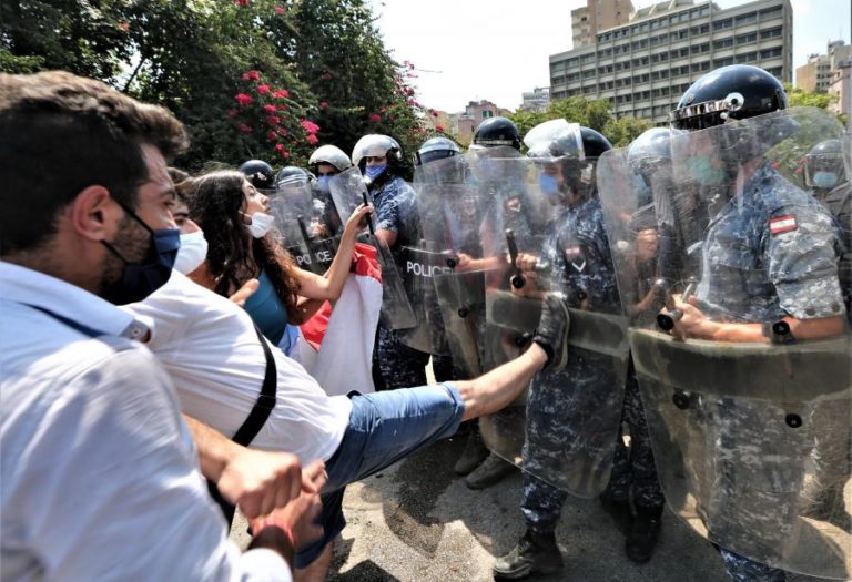 CONFRONTOS ENTRE MANIFESTANTES E POLÍCIA POR CORTES FREQUENTES DE ENERGIA NO LÍBANO