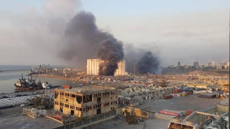 DUAS EXPLOSÕES NO PORTO DE BEIRUTE COM DEZENAS DE FERIDOS, SEGUNDO FONTE DA SEGURANÇA