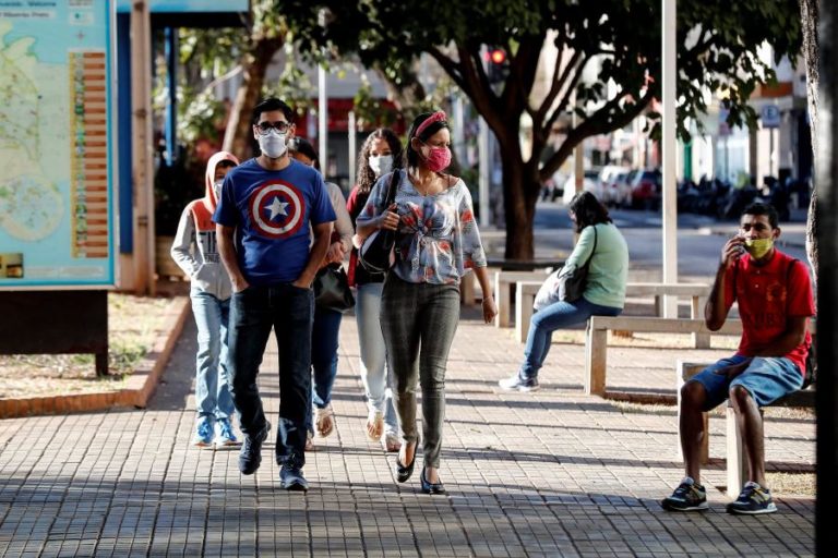 COVID-19: BRASIL REGISTA 1.274 MORTOS E 52.160 CASOS NAS ÚLTIMAS 24 HORAS