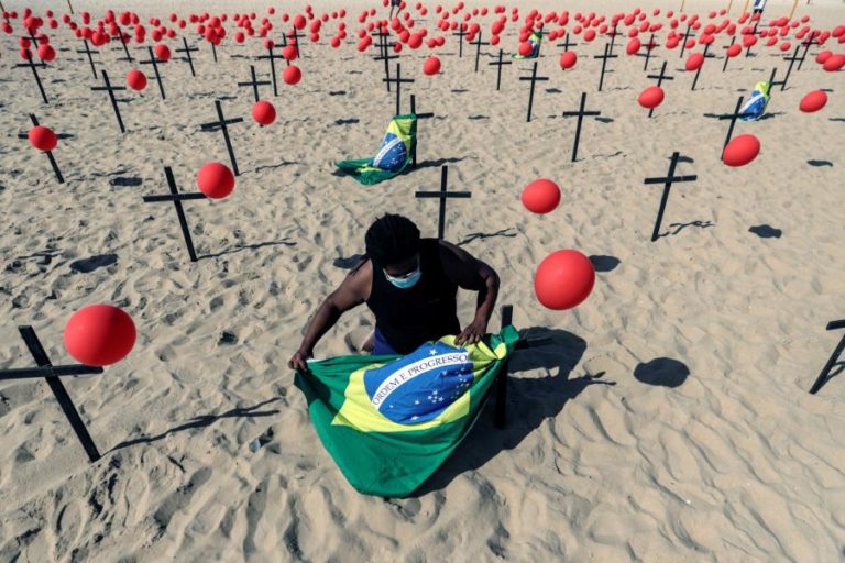 COVID-19: BRASIL SUPERA AS 100.000 MORTES