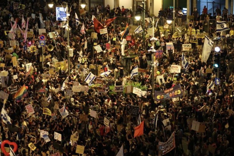 MILHARES DE MANIFESTANTES VOLTAM ÀS RUAS DE JERUSALÉM CONTRA NETANYAHU