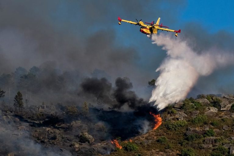 ONZE MEIOS AÉREOS E 288 OPERACIONAIS COMBATIAM ÀS 16:45 FOGO NA COVILHÃ