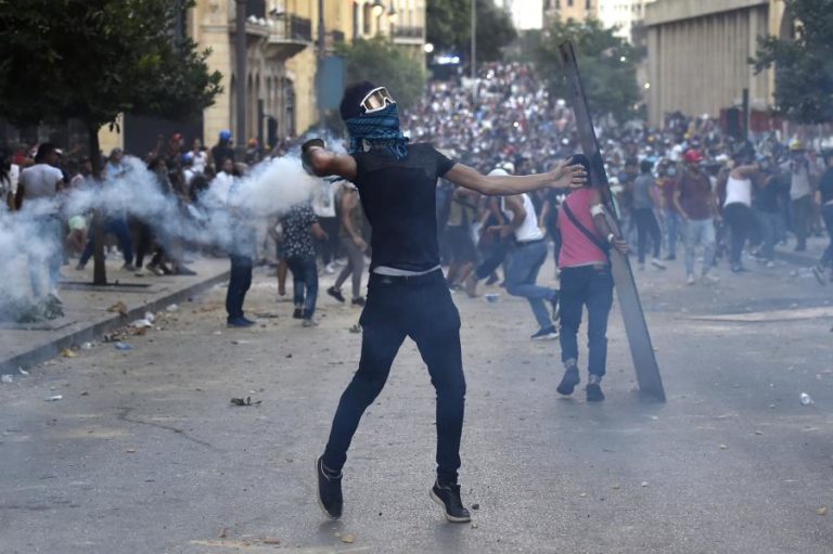 BEIRUTE/EXPLOSÕES: NOVOS CONFRONTOS EM BEIRUTE ENTRE MANIFESTANTES E POLÍCIA