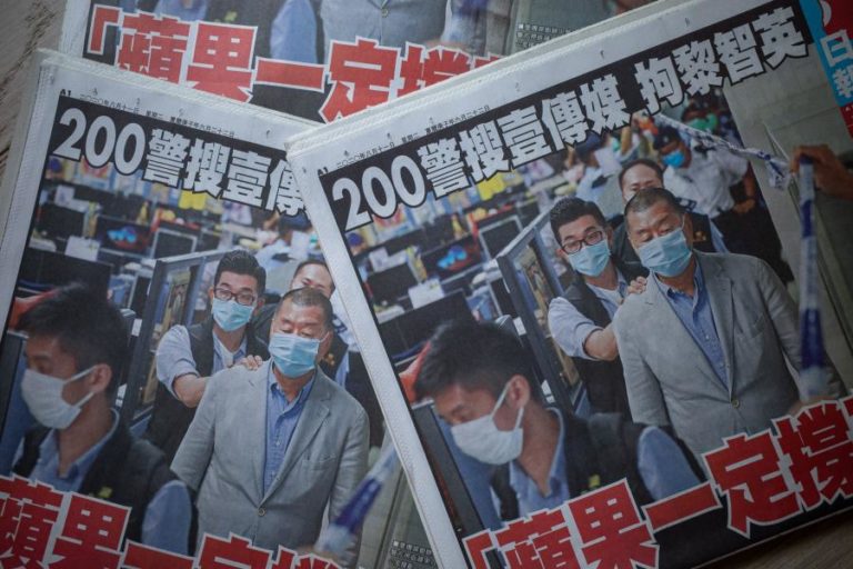 HONG KONG: POPULAÇÃO COMPRA JORNAL PRÓ-DEMOCRACIA EM SINAL DE APOIO A PROPRIETÁRIO DETIDO