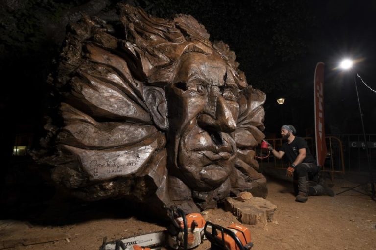ESCULTURA DE ROSTO DE MIGUEL TORGA EM RAIZ GERA POLÉMICA E ATRAI CURIOSOS A SABROSA