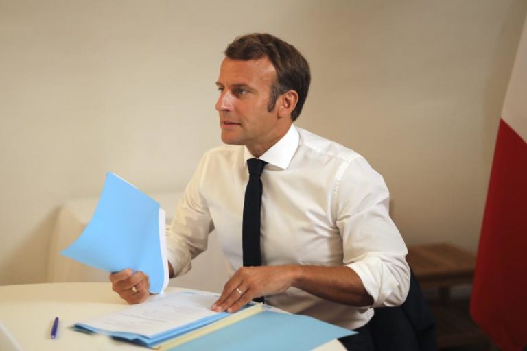 BIELORRÚSSIA/ELEIÇÕES: MACRON PEDE A PUTIN PARA “FAVORECER A PAZ E O DIÁLOGO”