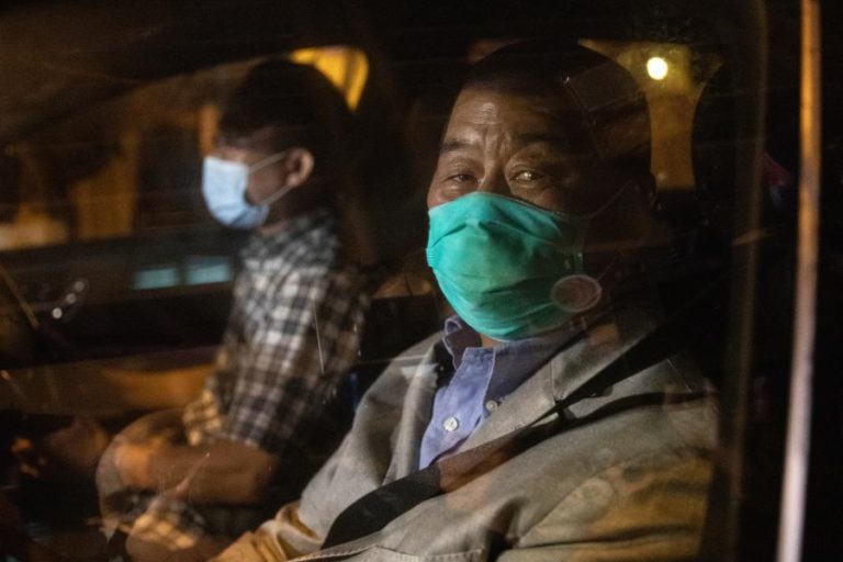 HONG KONG: APLAUDIDO APÓS LIBERTAÇÃO, JIMMY LAI INSTA JORNALISTAS A CONTINUAREM A LUTAR