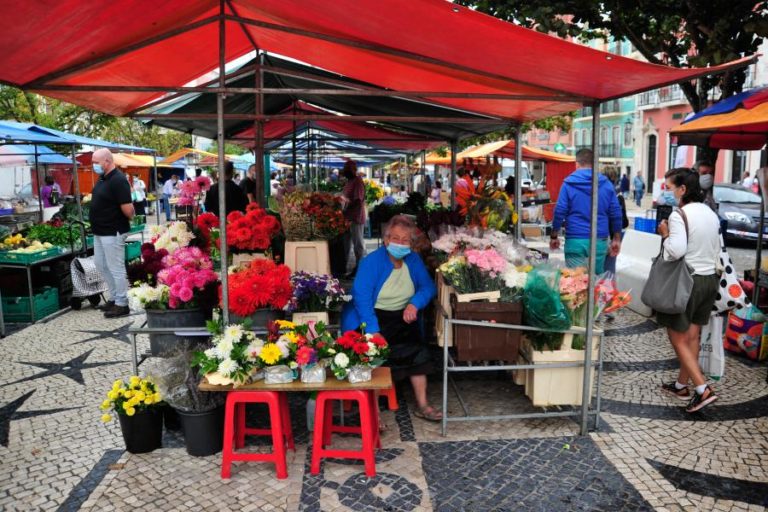 REGRESSO DA PRAÇA DA FRUTA AO CENTRO DAS CALDAS DA RAINHA DIVIDE VENDEDORES E COMPRADORES