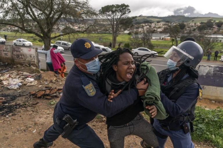 POLÍCIA DISPARA BALAS DE BORRACHA CONTRA MANIFESTANTES NA ÁFRICA DO SUL
