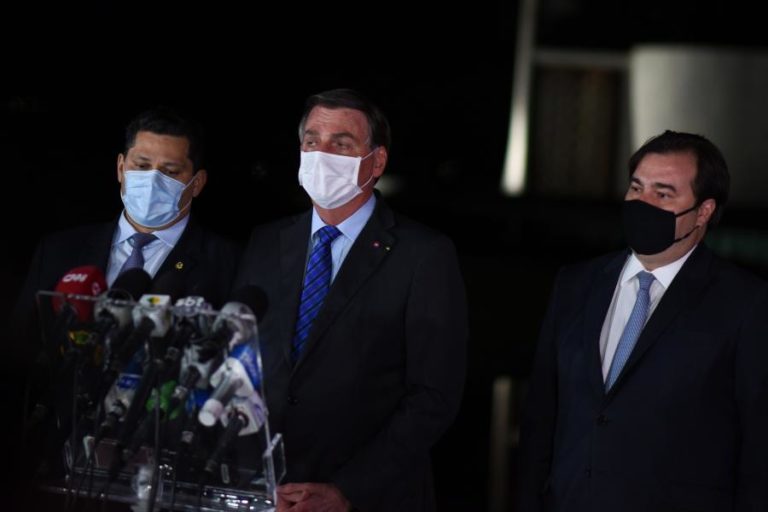 COVID-19: JAIR BOLSONARO AFIRMA SER A “PROVA VIVA” DA EFICÁCIA DA CLOROQUINA