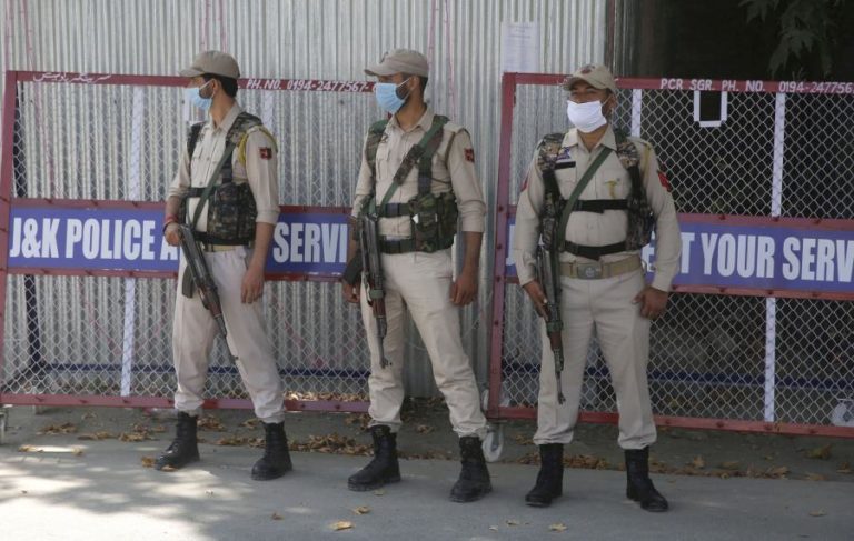 DESMORONAMENTO DE PRÉDIO NA ÍNDIA DEIXA PELO MENOS 70 DESAPARECIDOS