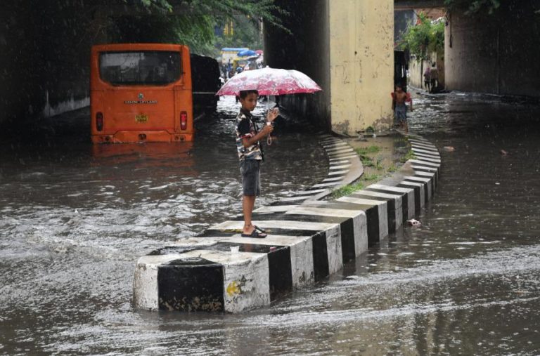 CERCA DE 1.300 PESSOAS JÁ MORRERAM NO SUL DA ÁSIA DEVIDO ÀS MONÇÕES