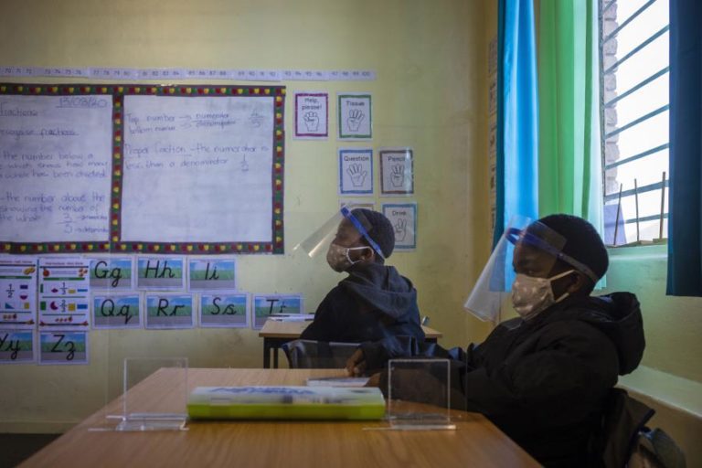 COVID-19: OMS E UNICEF APELAM AOS GOVERNOS DE ÁFRICA PARA QUE REABRAM ESCOLAS