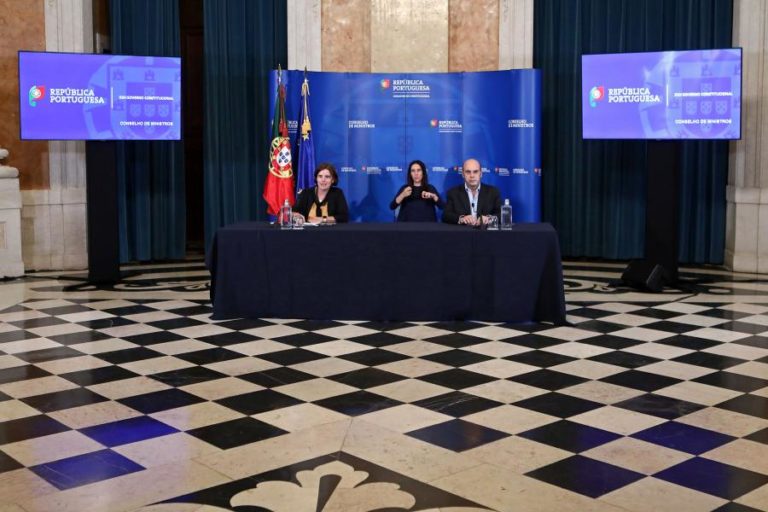 GOVERNO APROVA LEI QUE ALARGA APOIO A QUEM ESTEVE EM ‘LAY-OFF’ MAIS DE 30 DIAS