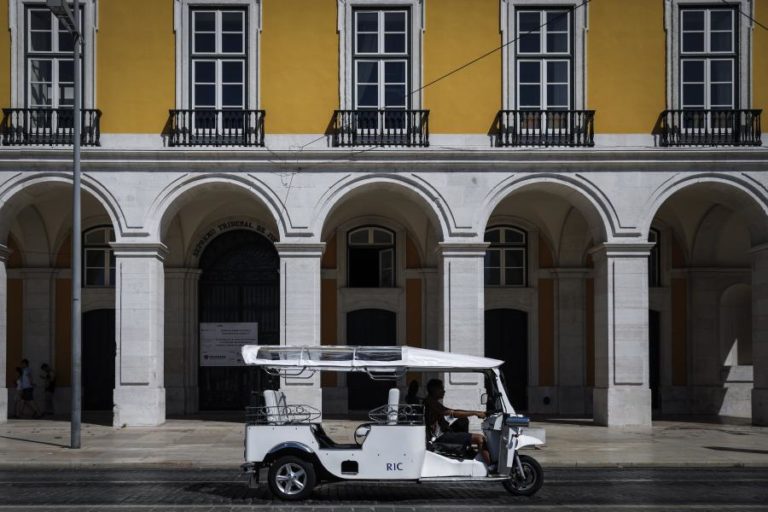 COVID-19: ‘TUK-TUK’ AS FORMIGAS QUE TRABALHAM DE VERÃO PARA O INVERNO