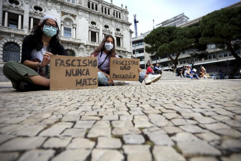 RACISMO: TREZENTAS PESSOAS EM CONCENTRAÇÃO NO PORTO CONTRA A INTIMIDAÇÃO