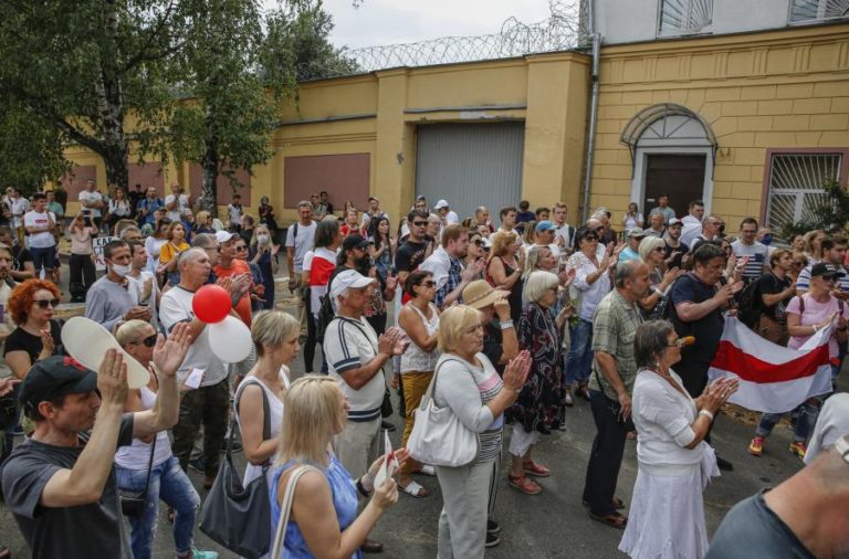 BIELORRÚSSIA/ELEIÇÕES: CENTENAS MANIFESTAM-SE DIANTE DE PRISÃO EM MINSK