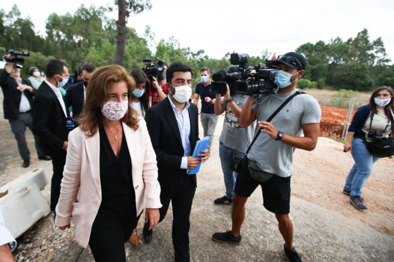 COVID-19: MINISTRA AFIRMA QUE VAI CONTINUAR A TRABALHAR E A “PROTEGER QUEM PRECISA”