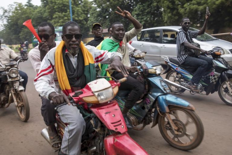 CORONEL ASSIMI GOITA APRESENTA-SE COMO CHEFE DA JUNTA QUE DERRUBOU O PRESIDENTE DO MALI
