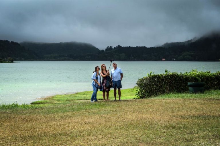 COVID-19: TURISTAS JÁ PASSEIAM PELAS FURNAS MAS NÃO AFASTAM DIFICULDADES DOS COMERCIANTES