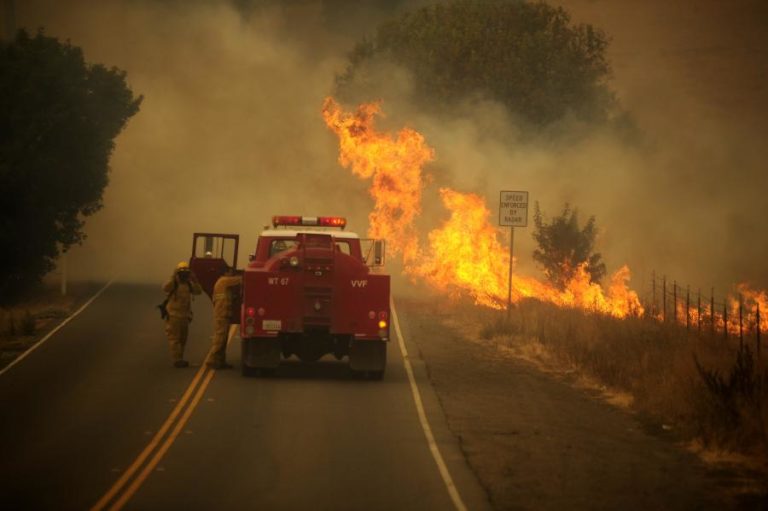 MILHARES DE PESSOAS ESTÃO A FUGIR DOS INCÊNDIOS NA CALIFÓRNIA
