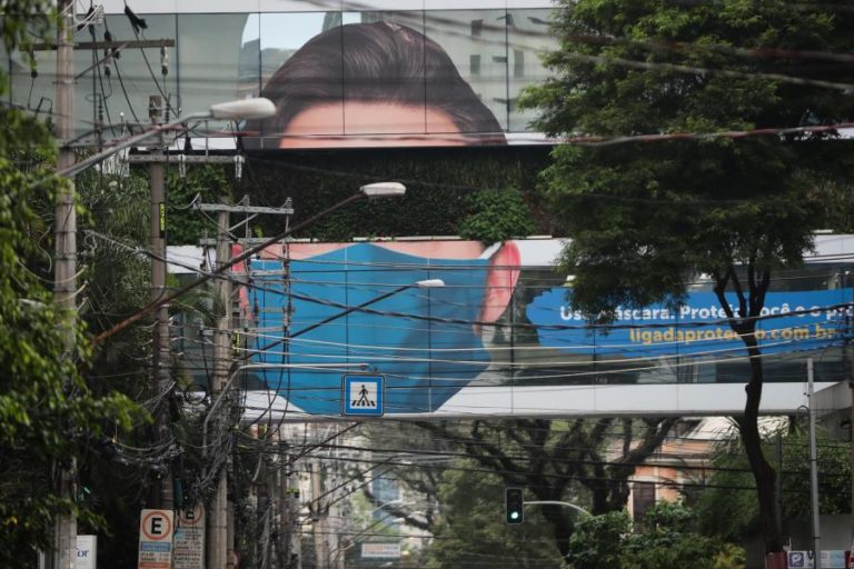 COVID-19: BRASIL ULTRAPASSA 111 MIL MORTES APÓS REGISTAR 1.212 ÓBITOS EM 24 HORAS