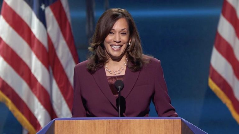 EUA/ELEIÇÕES: KAMALA HARRIS RECORDA MÃE INDIANA E PAI JAMAICANO AO ACEITAR NOMEAÇÃO