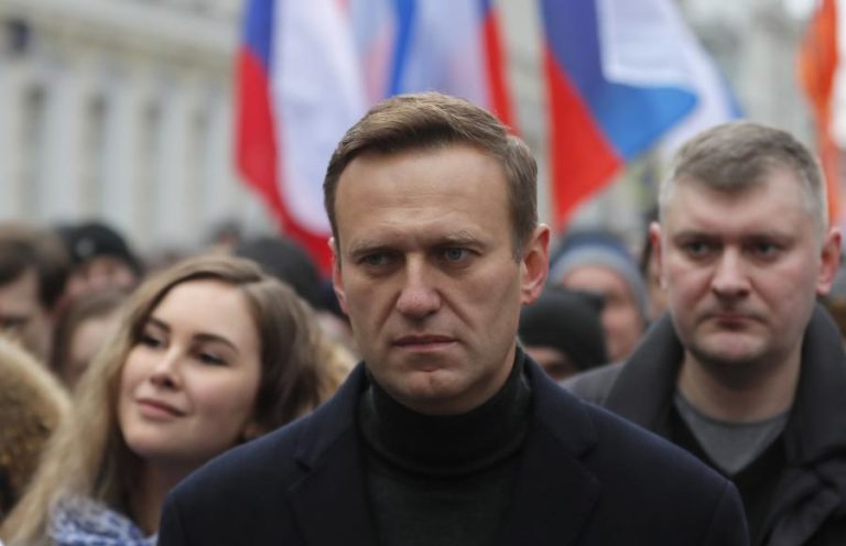 DIRIGENTE DA OPOSIÇÃO RUSSA ALEXEI NAVALNY HOSPITALIZADO POR SUSPEITAS DE ENVENENAMENTO