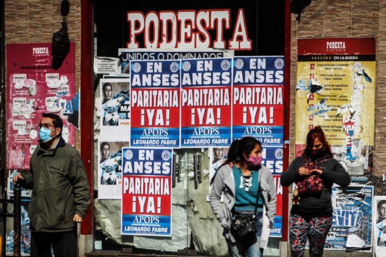 COVID-19: ARGENTINA REGISTA MAIS 276 MORTOS E PASSA DEZ MIL CASOS DIÁRIOS PELA PRIMEIRA VEZ