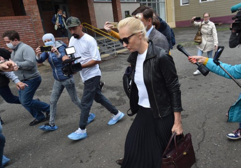 NAVALNY: MULHER DO OPOSITOR PEDE A PUTIN QUE AUTORIZE TRANSPORTE PARA A ALEMANHA