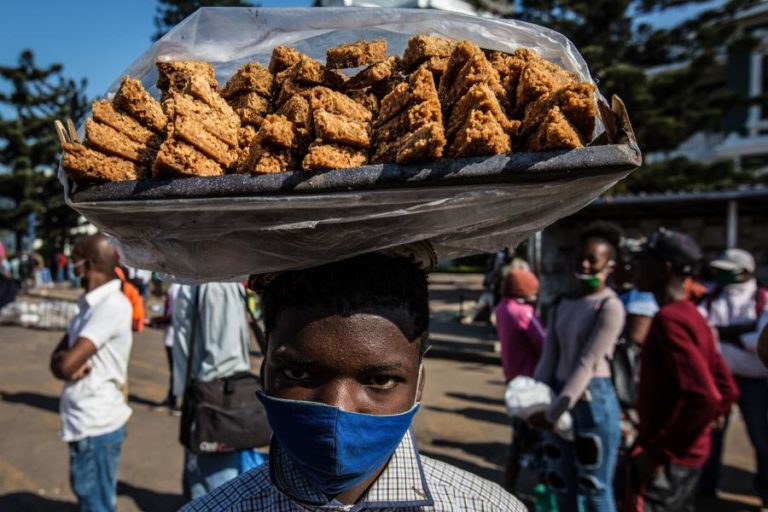 COVID-19: VENDEDORES DE RUA EM MAPUTO DESAFIAM DOENÇA PARA FUGIR À FOME